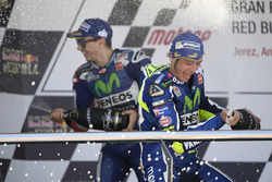 Подіум: переможець гонки Валентино Россі, Yamaha Factory Racing, друге місце Хорхе Лоренсо, Yamaha F