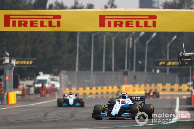 Robert Kubica przed George Russellem