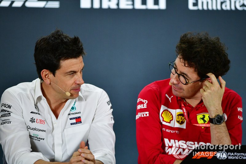 Toto Wolff, directeur exécutif, Mercedes AMG, et Mattia Binotto, Team Principal Ferrari
