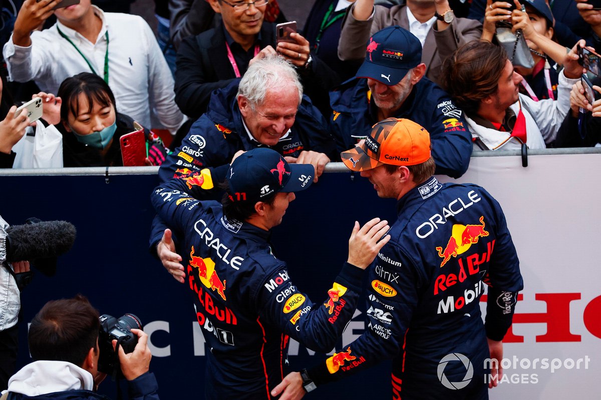 Sergio Pérez, Red Bull Racing, 2ª posición, Max Verstappen, Red Bull Racing, 1ª posición, en el Parc Ferme con Helmut Marko, Consultor, Red Bull Racing, Adrian Newey, Jefe Technology Officer, Red Bull Racing