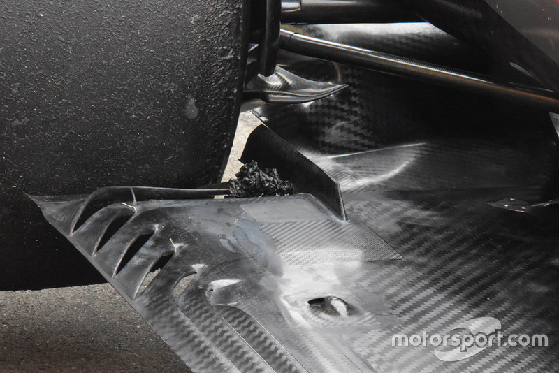 Ferrari SF71H, dettaglio del fondo con lo slot ostruito dai murble delle gomme