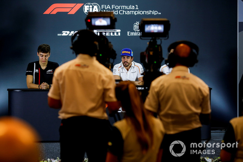 George Russell y Fernando Alonso
