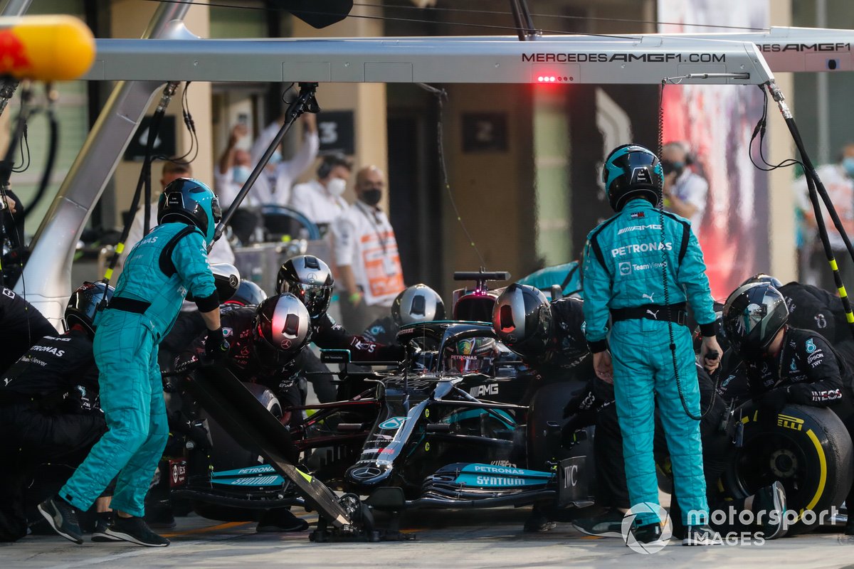 Lewis Hamilton, Mercedes W12, ai box