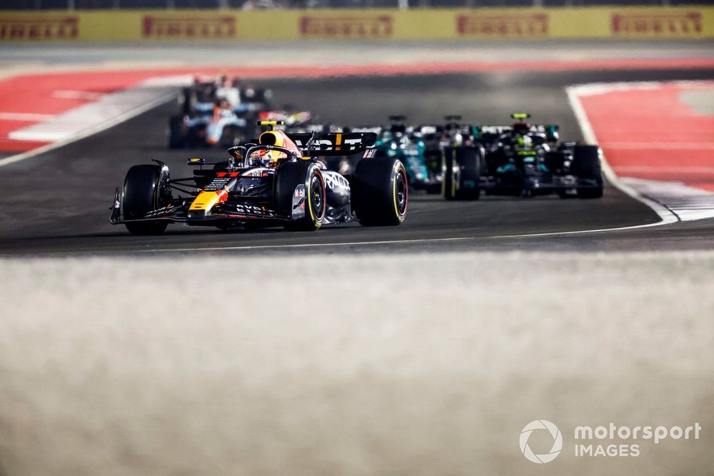 Sergio Pérez, Red Bull Racing RB19, Lewis Hamilton, Mercedes F1 W14
