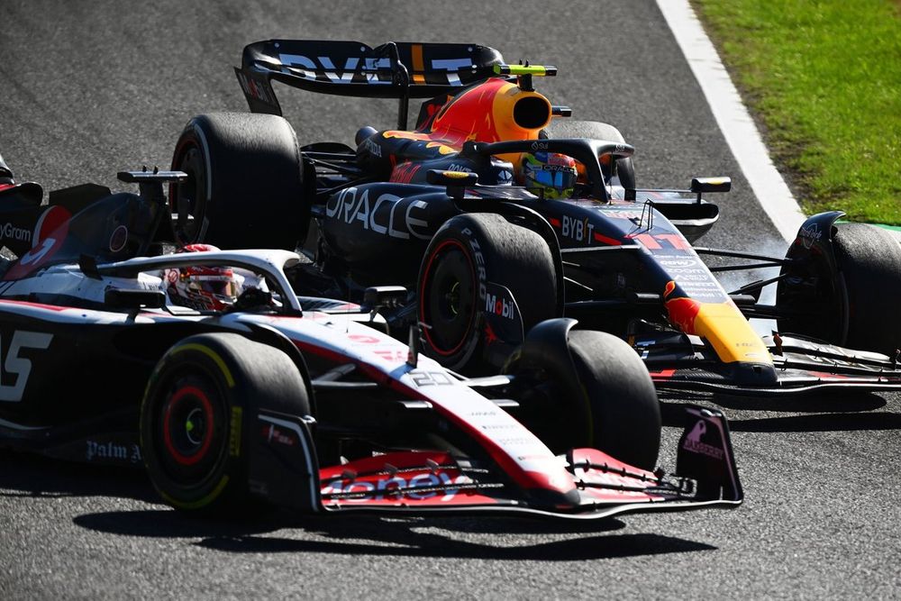 El momento del choque entre Sergio Pérez y Kevin Magnussen el pasado domingo en Suzuka.