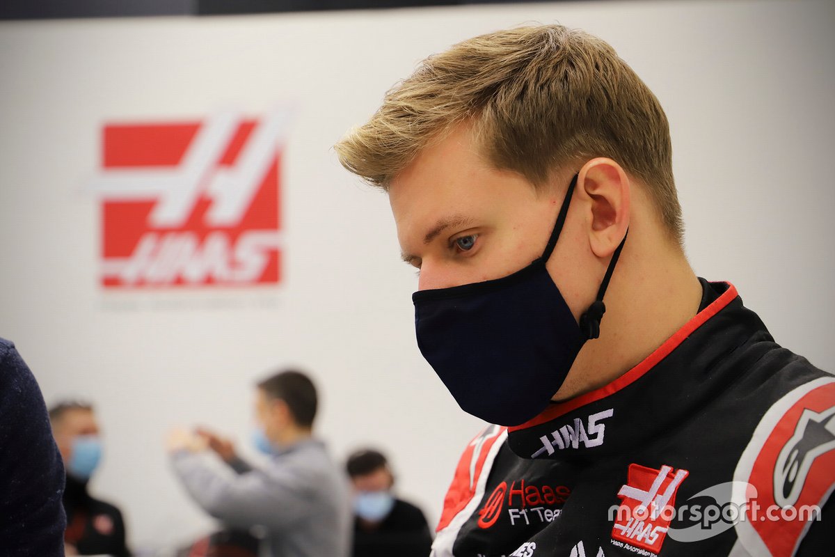 Pembalap Tim Haas F1, Mick Schumacher, saat melakukan pengukuran kursi mobil VF-21 di Banbury, Inggris.