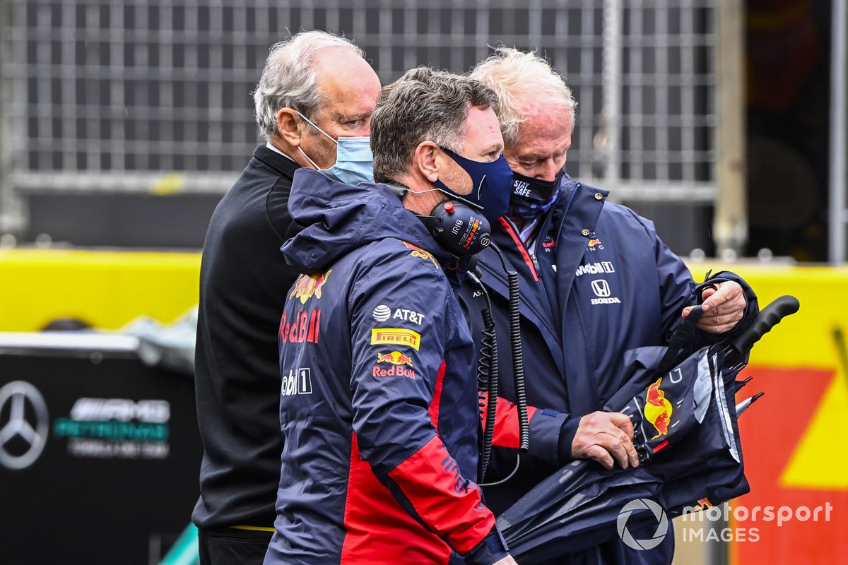 Prinsipal Red Bull Racing Christian Horner tengah berdiskusi dengan penasehat tim, Helmut Marko dalam GP Turki.