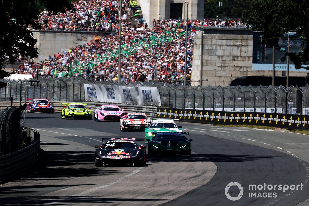 Felipe Fraga voert het veld aan op de Norisring.