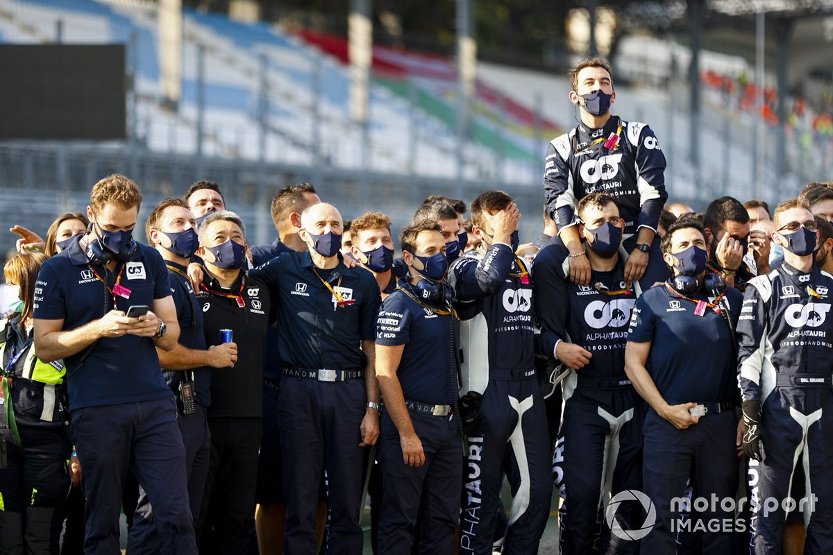 Masashi Yamamoto, Manager Général, Honda Motorsport, Franz Tost, Team Principal, AlphaTauri, et le reste de l'équipe AlphaTauri fêtent la victoire