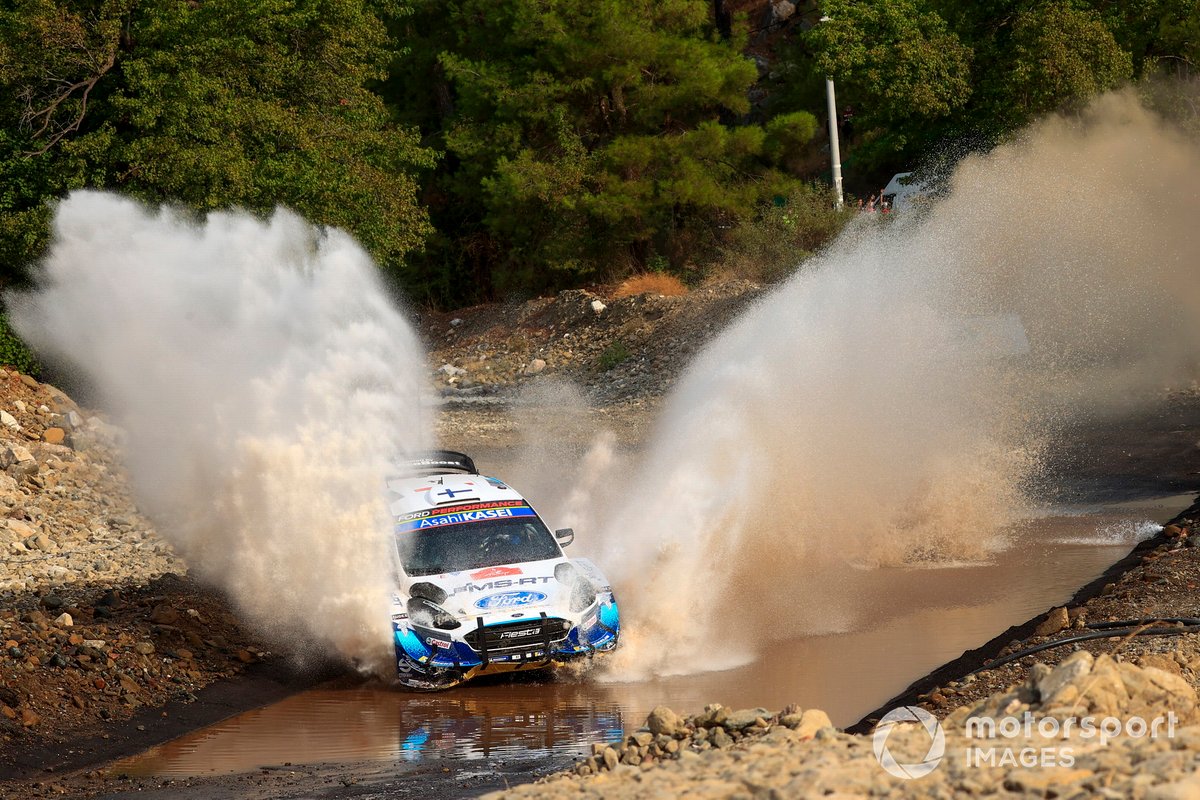 Pereli M-Sport Ford, Esapekka Lappi, dan co-driver Janne Ferm, tanpa ragu menerabas genangan air dengan mobil Fiesta WRC pada Reli Turki 2020.