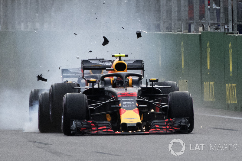 Max Verstappen, Red Bull Racing RB14 y Daniel Ricciardo, Red Bull Racing RB14 en el momento del impacto