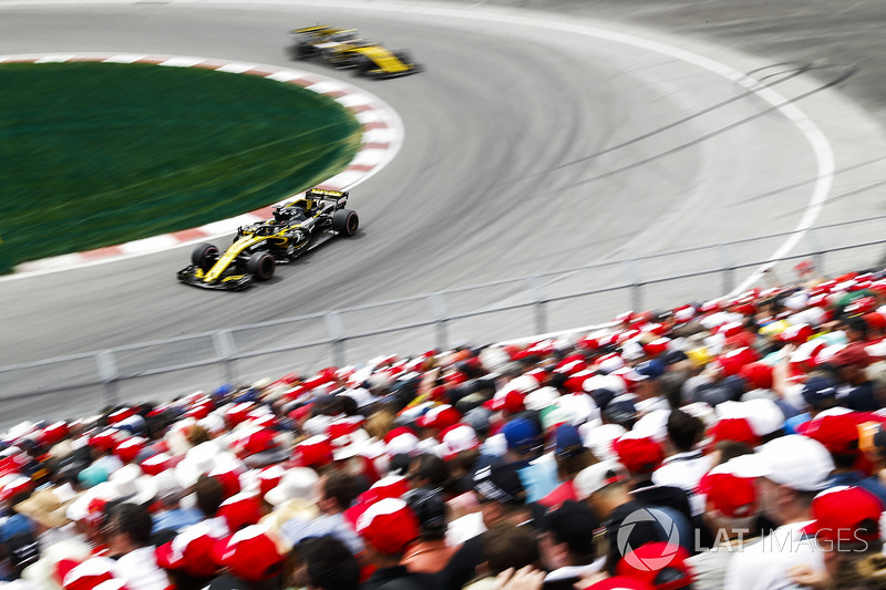 Nico Hulkenberg, Renault Sport F1 Team R.S. 18, precede Carlos Sainz Jr., Renault Sport F1 Team R.S. 18