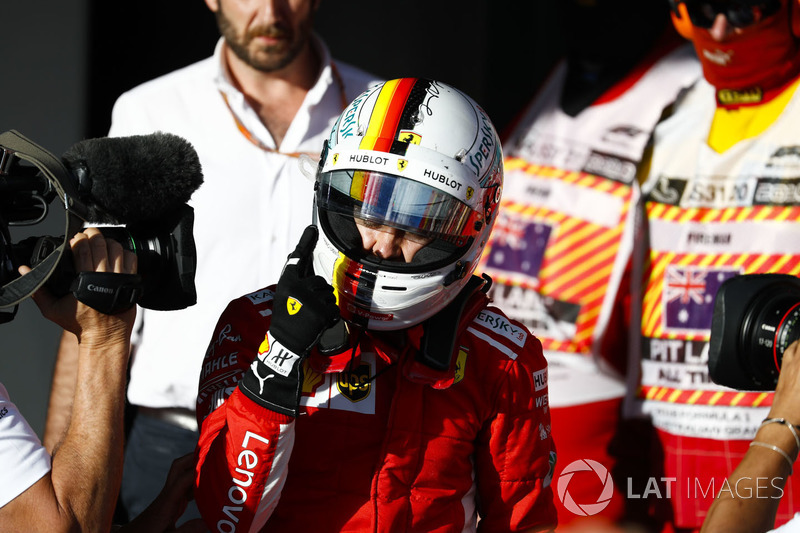 Il vincitore della gara Sebastian Vettel, Ferrari, festeggia all'arrivo nel parco chiuso