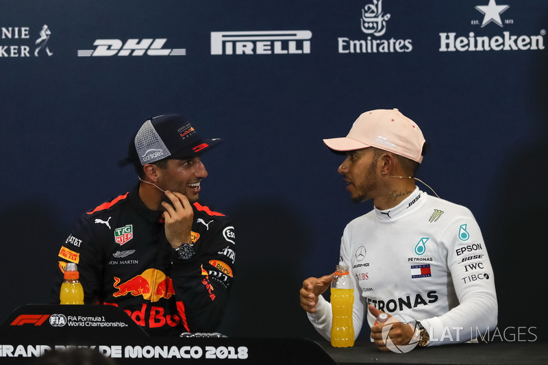 Daniel Ricciardo, Red Bull Racing et Lewis Hamilton, Mercedes-AMG F1 lors de la conférence de presse