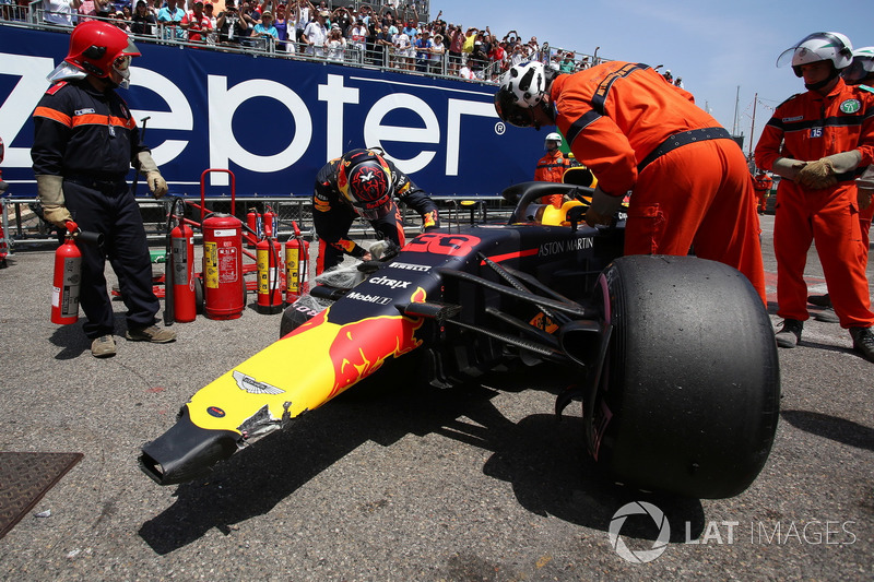 Max Verstappen, Red Bull Racing RB14 regarde sa voiture endommagée