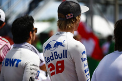 Sergio Perez, Force India, and Brendon Hartley, Toro Rosso