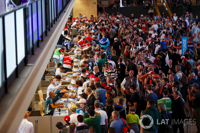 Autograph session begins inside Tempelhof Airport