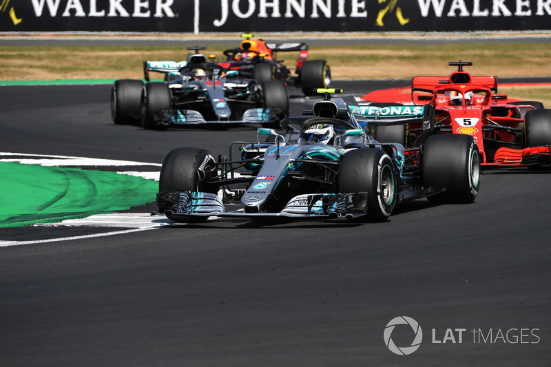 Valtteri Bottas, Mercedes-AMG F1 W09 leads Sebastian Vettel, Ferrari SF71H