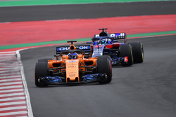 Fernando Alonso, McLaren MCL33, Pierre Gasly, Scuderia Toro Rosso STR13
