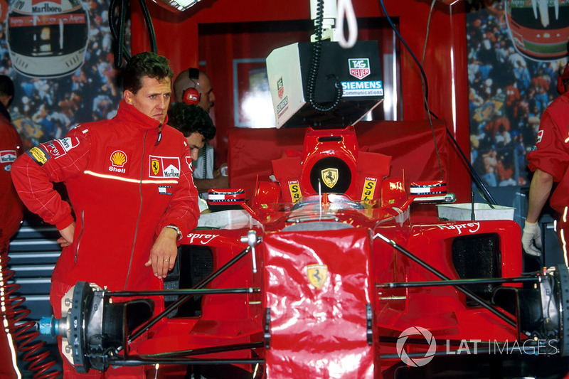 Michael Schumacher, Ferrari, dans le stand avec sa F300