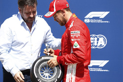 Sebastian Vettel, Ferrari ve Paul Hembery, Pirelli Motorsporları Direktörü