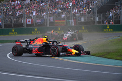Max Verstappen, Red Bull Racing RB14 spin atıyor