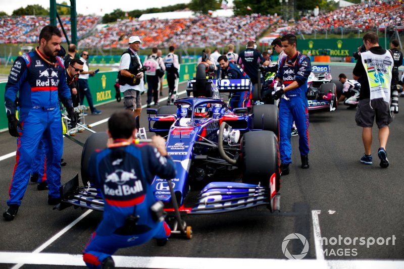 Alexander Albon, Toro Rosso STR14, on the grid with mechanics
