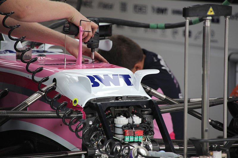 Racing Point RP19, dettaglio delle due alette sul vanity panel simili a quelle della Mercedes