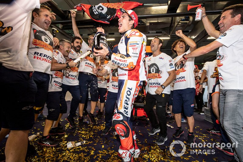Marc Marquez viert zijn zesde wereldtitel in de MotoGP met zijn team.