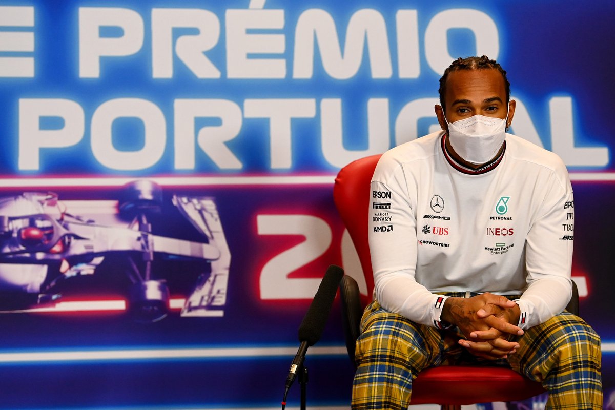 Lewis Hamilton, Mercedes saat konferensi pers.