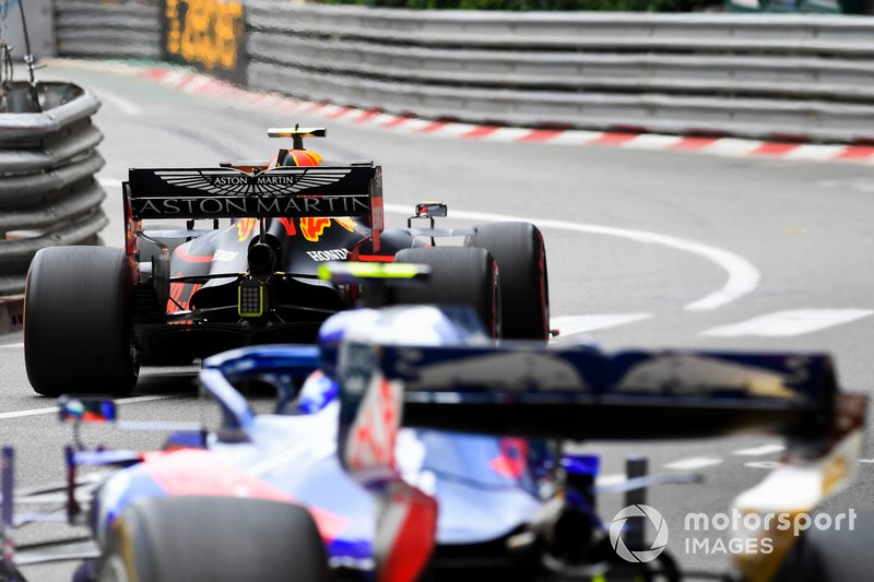 Pierre Gasly, Red Bull Racing RB15, devant Alexander Albon, Toro Rosso STR14