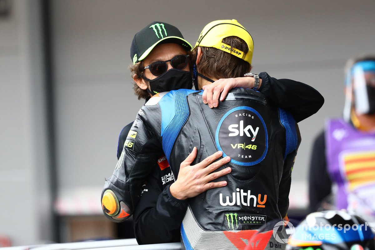Pembalap legendaris MotoGP, Valentino Rossi, memeluk adiknya, Luca Marini, yang akan tampil di kelas premier dengan Tim Sky VR46 Esponsorama Racing.