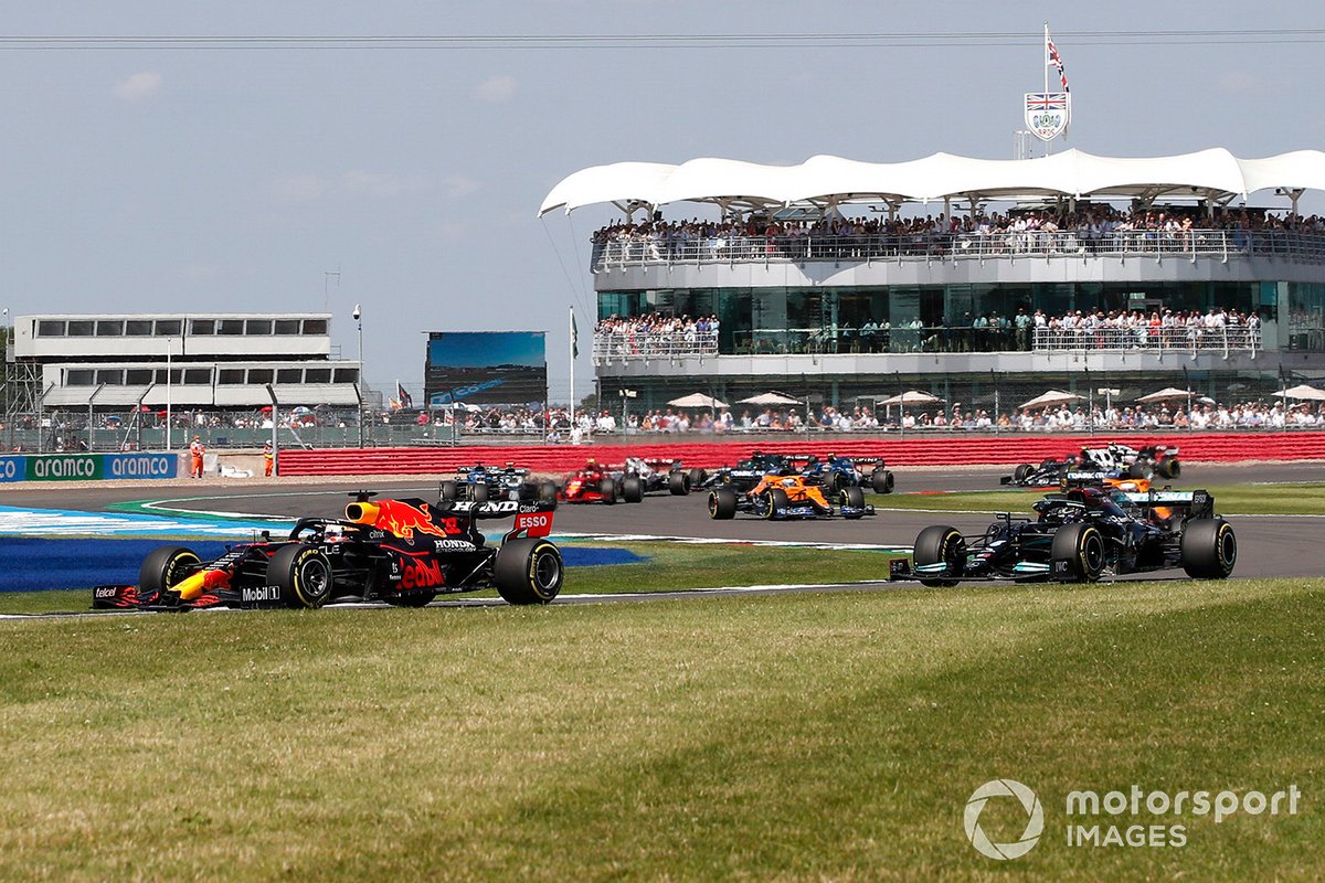 Max Verstappen, Red Bull Racing RB16B, Lewis Hamilton Mercedes W12