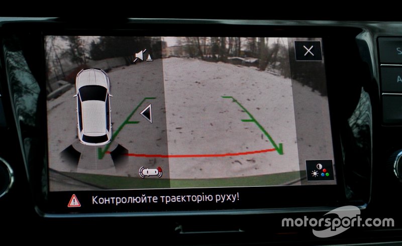Для Skoda Fabia можна замовити і камеру заднього огляду за 9 тис. грн, але це можливо лише при замовлені мультимедійної системи від 17 тис. грн.