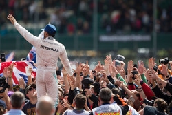 Sieger Lewis Hamilton, Mercedes AMG F1 feiert mit den Fans
