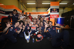 Il vincitore Marc Marquez, Repsol Honda Team festeggia con il team
