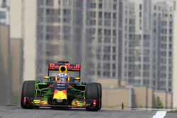 Daniel Ricciardo, Red Bull Racing RB12, mit Flow-Viz-Farbe am Frontflügel