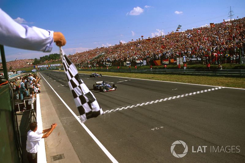На Гран Прі Угорщини 1997 року лідирував Деймон Хілл, але на його Arrows почалися проблеми з гідравлікою, і британцю довелося задовольнитися другим місцем.
