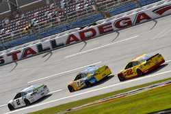 Brad Keselowski, Team Penske Ford, Ricky Stenhouse Jr., Roush Fenway Racing Ford e Joey Logano, Team