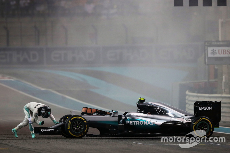 Ніко Росберг, Mercedes AMG F1 W07 Hybrid святкує друге місце та титул Чемпіона світу після закінченн