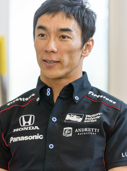Takuma Sato, Borg-Warner Kupası Büstü için oturuyor