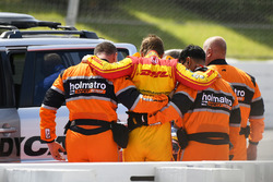 Ryan Hunter-Reay, Andretti Autosport Honda wordt geholpen na zijn crash