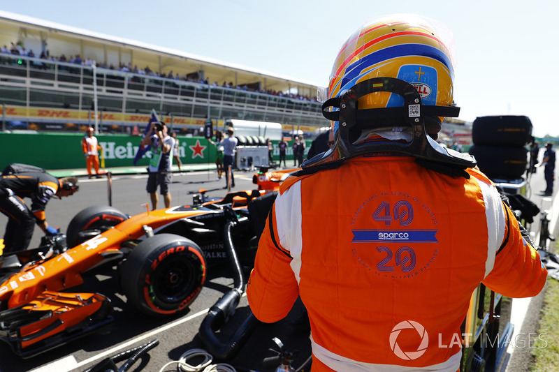 Fernando Alonso, McLaren MCL32 gets ready