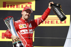 Podio: ganador de la carrera Sebastian Vettel, Ferrari