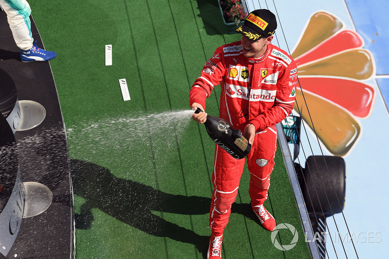 Podio: ganador de la carrera Sebastian Vettel, Ferrari