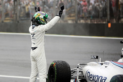 Феліпе Масса, Williams FW38, маше руками натовпу після того, як зазнав аврії під час гонки