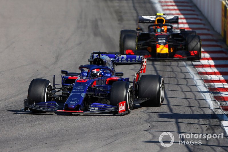 Daniil Kvyat, Toro Rosso STR14, devant Alex Albon, Red Bull RB15