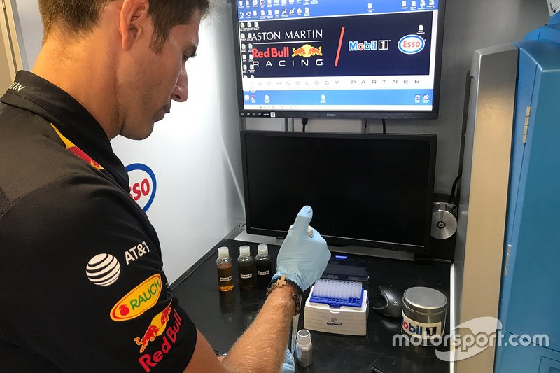 Дарио Иццо, Red Bull Racing ExxonMobil at work
