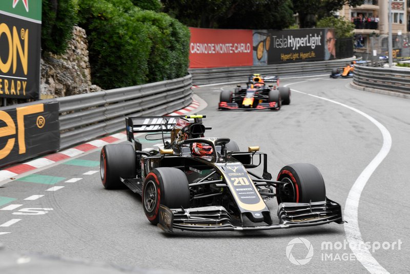 Kevin Magnussen, Haas F1 Team VF-19, leads Pierre Gasly, Red Bull Racing RB15