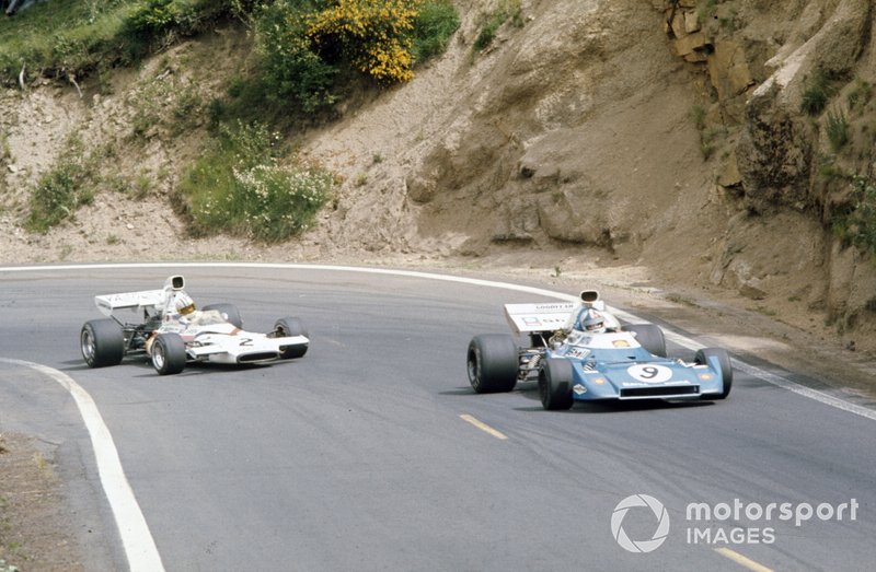 Chris Amon voor Denny Hulme in de Grand Prix van Frankrijk 1972. Het circuit van Clermont-Ferrand baande zich een weg door rotsachtig en zanderig terrein. Stof en stenen kwamen regelmatig op het circuit terecht